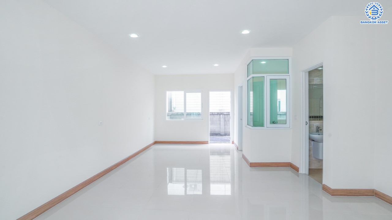 ทาวน์เฮ้าส์มือสองนนทบุรี ม.โกลเด้นทาวน์ ปิ่นเกล้า-จรัญฯ 3 ชั้น เนื้อที่ 22.6 ตร.ว. ฟังก์ชัน 5 ห้องนอน 4 ห้องน้ำ จอดรถได้ 2 คัน บนทำเลเชื่อมต่อหลายเส้นทาง ใกล้ทางด่วน "ศรีรัช" รถไฟฟ้าสายสีแดงอ่อน "สถานีบางบำหรุ" และ รถไฟฟ้าสายสีน้ำเงิน "สถานีบางอ้อ"